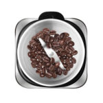 Mlevenje zrna kafe u Mlinu za kafu Aromatic Aparatu za mlevenje kafe i orašastih plodova