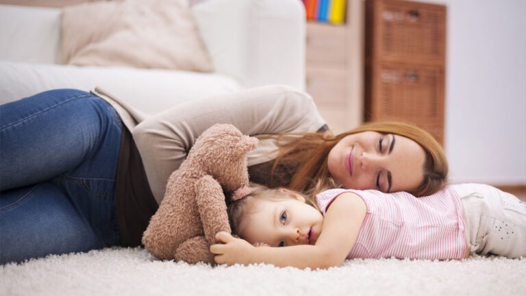 Majka i ćerka leže na čistom tepihu - Usisivač sa kesom