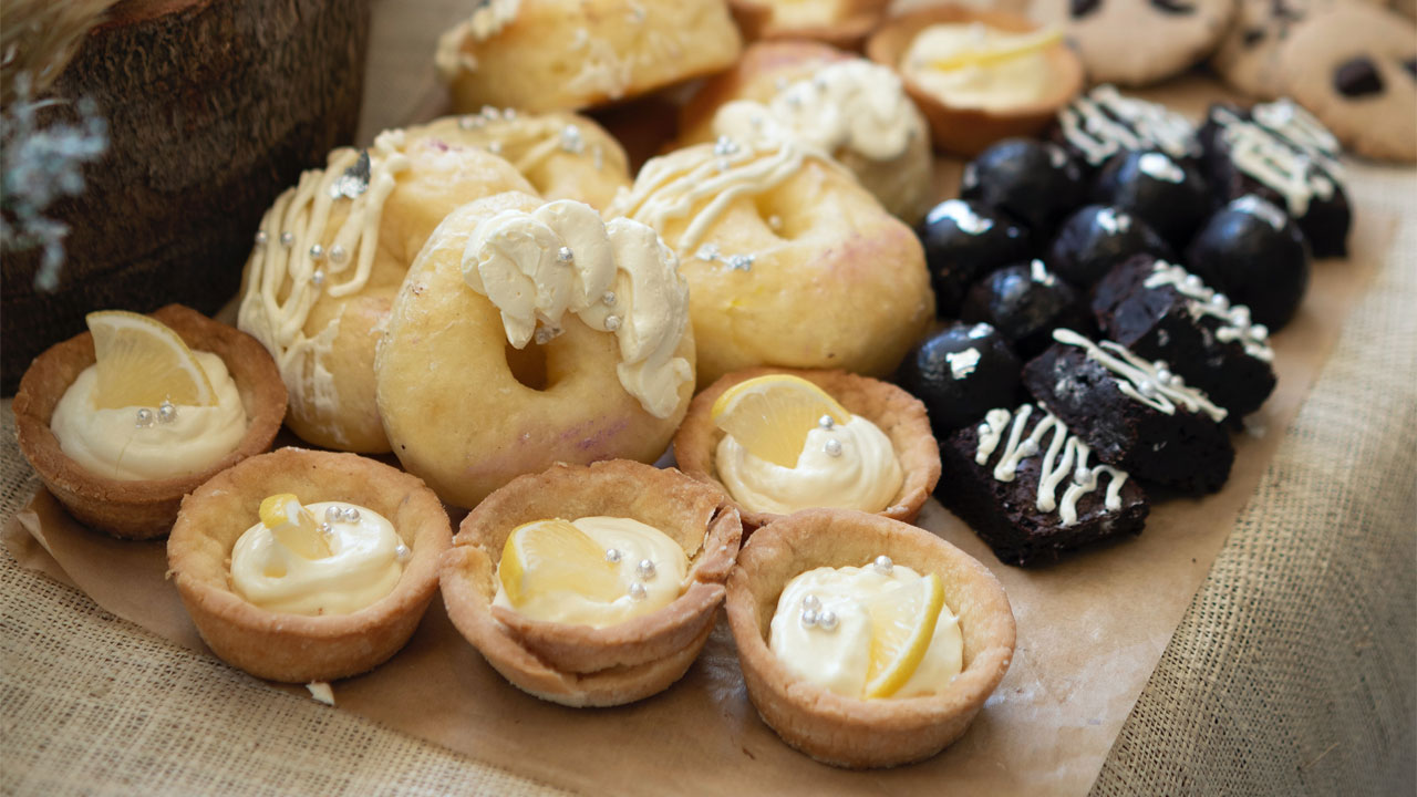 Mini keto krofnice sa dekoracijom